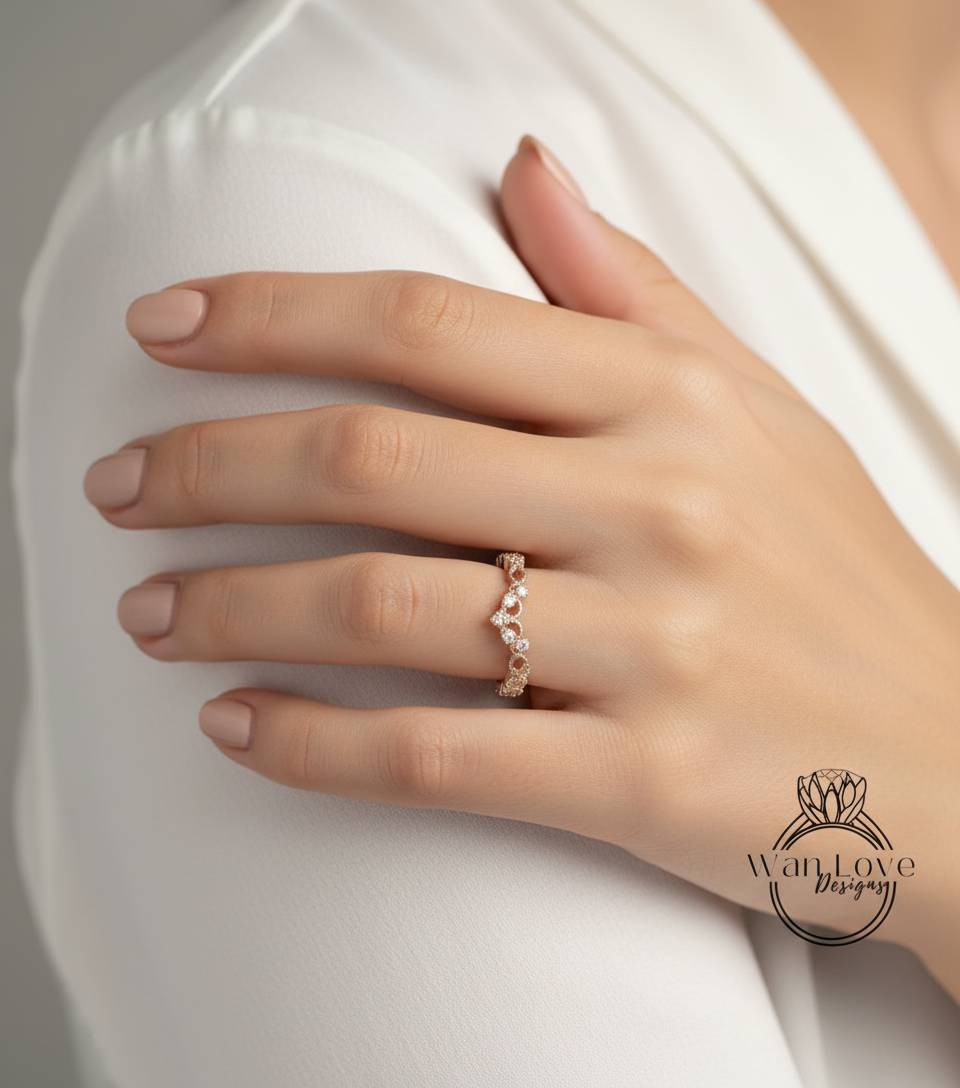 Fede nuziale vintage Milgrain in filigrana curva, anello mezza eternità, fede nuziale con diamanti, anello anniversario con pietra portafortuna antica Milgrain ricciolo