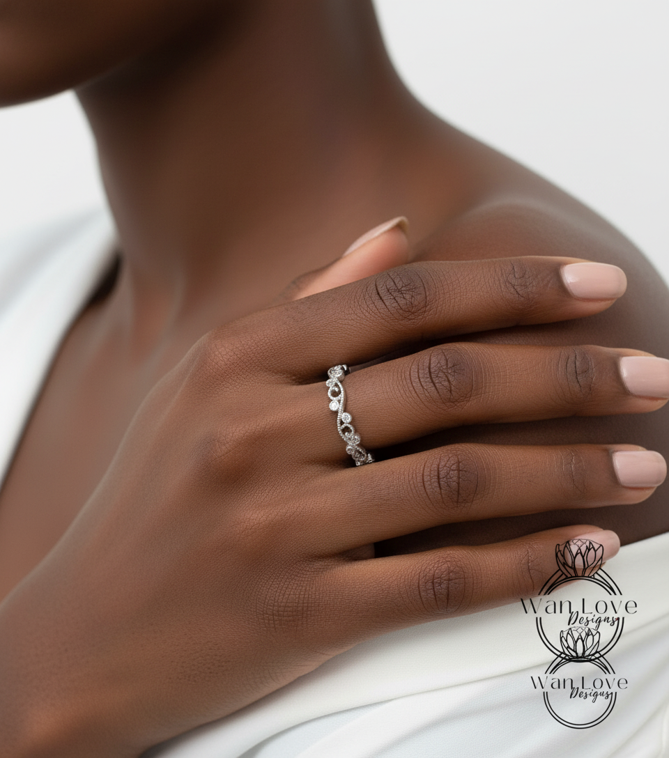 Fede nuziale unica | Fascia con diamanti Moissanite a taglio rotondo | Fede nuziale in stile antico | Anello vintage in oro con diamanti | Anello impilabile | Fascia a spirale