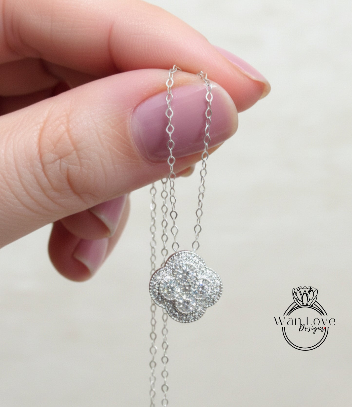 Collana con trifoglio di diamanti, collana con ciondolo aureola di diamanti, ciondolo con pietra portafortuna quadrifoglio, ciondolo a croce con collana di fiori in oro bianco 18 carati